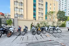 Các tang vật được công an thu giữ. (Ảnh TTXVN phát)