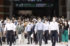 Người dân di chuyển ra khỏi ga tàu điện ngầm tại Tokyo, Nhật Bản. (Ảnh: Kyodo/TTXVN)
