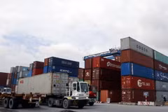 Các container phế liệu nằm rải rác trong cảng Cát Lái. (Ảnh:Hoàng Hải/TTXVN)