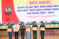 Bộ Tư lệnh Bộ đội Biên phòng tặng bằng khen cho các cá nhân có thành tích xuất sắc. (Ảnh: Chu Hiệu/TTXVN)