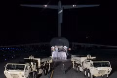 Các thiết bị của hệ thống THAAD được vận chuyển từ Mỹ tới Hàn Quốc ngày 6/3. (Nguồn: THX/TTXVN)