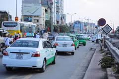 Dạo một vòng quanh Hà Nội không khó để bắt gặp cảnh taxi rồng rắn dừng đỗ trái phép. Thậm chí ngay dưới biển báo cấm dừng đỗ. (Ảnh: Minh Sơn/Vietnam+)