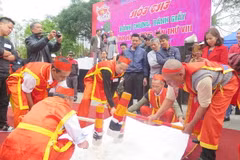 Các đội thi làm bánh dày. (Ảnh: Mạnh Minh/TTXVN)