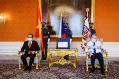 Tổng thống Séc Miloš Zeman (phải) tiếp Đại sứ Thái Xuân Dũng. (Ảnh: TTXVN/phát)