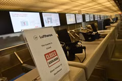 Khu vực check-in của Hãng hàng không Đức Lufthansa đóng cửa do ảnh hưởng của dịch COVID-19 tại sân bay Tegel ở Berlin, Đức. (Ảnh: AFP/TTXVN)