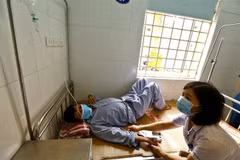 Điều trị bệnh nhân sốt xuất huyết tại khoa Truyền nhiễm Bệnh viện đa khoa Đống Đa. (Ảnh: Minh Quyết/TTXTVN)