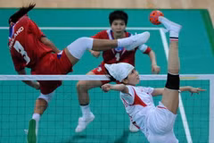 Bán kết môn cầu mây nữ giữa đội Việt Nam (áo trắng) với đội Thái Lan. (Ảnh: Quốc Khánh/TTXVN)