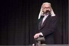 Thầy giáo dạy văn Richard với sự hóa thân của nghệ sỹ Stéphane Georis. (Ảnh: Phái đoàn Wallonie-Bruxelles)