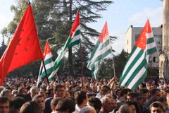 Người dân Abkhazia míttinh kêu gọi trao trả trụ sở công quyền