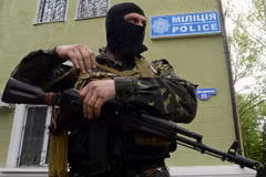 Một tay súng gác bên ngoài trụ sở cơ quan cảnh sát ở Kramatorsk ngày 22/4. (Nguồn: AFP/ TTXVN)