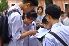 Thí sinh xem lại bài sau khi thi trung học phổ thông quốc gia. (Ảnh: Quý Trung/TTXVN)