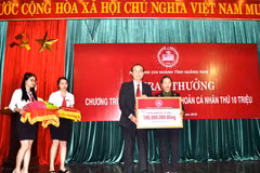 Lãnh đạo Agribank trao thưởng cho khách hàng Trần Thị Lê. (Nguồn: Agribank)