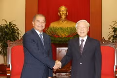 Tổng Bí thư Nguyễn Phú Trọng và Ủy viên Trung ương, Trưởng Ban Tuyên huấn Trung ương Đảng Nhân dân Cách mạng Lào Kikeo Khaykhamphithoune. (Ảnh: Trí Dũng/TTXVN)