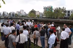 Khách quốc tế tham quan kênh Nhiêu Lộc-Thị Nghè, TP.HCM. (Ảnh: Hoàng Hải/TTXVN)