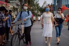 Người dân Hàn Quốc đeo khẩu trang để phòng tránh lây nhiễm MERS tại thủ đô Seoul. (Ảnh: AFP/TTXVN)