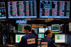 Giao dịch viên tại sàn giao dịch chứng khoán New York, Mỹ ngày 29/6 vừa qua. (Ảnh: AFP/TTXVN)