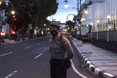 Cảnh sát Indonesia gác trên một đường phố ở Bandung, Tây Java, Indonesia. (Ảnh: THX/TTXVN)