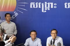 Chủ tịch CNRP Sam Rainsy (P) và Phó Chủ tịch CNRP Kem Sokha (T) tại buổi họp báo. (Ảnh: Xuân Khu/Vietnam+)