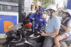 Mua bán xăng dầu tại một điểm kinh doanh của Petrolimex. (Ảnh: Trần Việt/TTXVN)