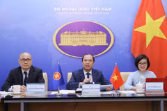 Thứ trưởng Bộ Ngoại giao Nguyễn Quốc Dũng (giữa); Vụ trưởng Vụ Chính sách thương mại đa biên, Bộ Công Thương Lương Hoàng Thái; Phó Vụ trưởng Vụ Hợp tác quốc tế, Bộ Lao động-Thương binh và Xã hội Hà Thị Minh Đức dự Diễn đàn Truyền thông ASEAN lần thứ tư.
