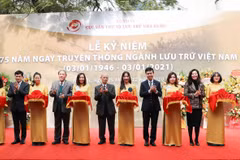 Lễ cắt băng khai mạc trưng bày tài liệu "Quốc hiệu và Kinh đô nước Việt trong tài liệu lưu trữ." (Ảnh: Thanh Tùng/TTXVN)