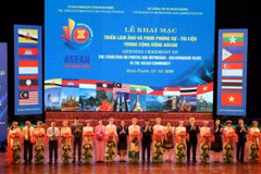 Lãnh đạo Bộ Thông tin và Truyền thông, UBND tỉnh Bình Phước và đại diện cơ quan ngoại giao các nước ASEAN thực hiện nghi thức cắt băng khai mạc triển lãm ảnh và phim phóng sự tài liệu về Cộng đồng ASEAN. (Ảnh: Sỹ Tuyên/TTXVN)