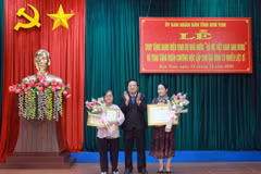 Chủ tịch UBND tỉnh Kon Tum Lê Ngọc Tuấn trao tặng Huân chương độc lập cho 2 gia đình có nhiều cống hiến, hy sinh vì sự nghiệp giải phóng dân tộc và bảo vệ Tổ quốc. (Ảnh: Khoa Chương/TTXVN)