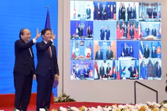 Thủ tướng Nguyễn Xuân Phúc và Bộ trưởng Bộ Công Thương Trần Tuấn Anh tại Lễ ký kết Hiệp định RCEP. (Ảnh: Đức Duy/Vietnam+)