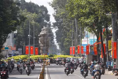 Tuyến đường Lê Hồng Phong, quận 10 trang hoàng rực rỡ cờ, hoa. (Ảnh: Thanh Vũ/TTXVN)