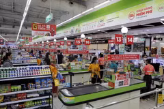 Khách hàng mua sắm tại siêu thị. (Ảnh: Trần Việt/TTXVN)
