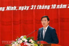 Ông Nguyễn Tường Văn, Chủ tịch UBND tỉnh Quảng Ninh nhiệm kỳ 2016-2021 phát biểu nhận nhiệm vụ. (Ảnh: Đức Hiếu/TTXVN)