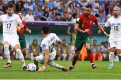 Trung vệ Bruno Fernandes (trái) ghi bàn thắng nhân đôi cách biệt cho đội Bồ Đào Nha. (Ảnh: AFP/TTXVN)