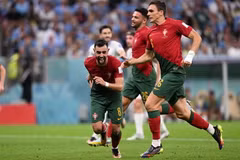 Trung vệ Bruno Fernandes ăn mừng bàn thắng thứ hai cho đội Bồ Đào Nha. (Ảnh: AFP/TTXVN)