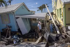 Nhà cửa bị hư hại sau bão Ian tại Matlacha, bang Florida, Mỹ. (Ảnh: THX/TTXVN)