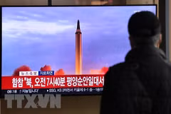 Truyền thông Hàn Quốc đưa tin về một vụ phóng tên lửa của Triều Tiên, tại Seoul. (Ảnh: AFP/TTXVN)