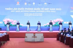 Thủ tướng Phạm Minh Chính và các đại biểu bấm nút khai mạc Triển lãm Quốc phòng quốc tế Việt Nam 2022. (Ảnh: Dương Giang/TTXVN)