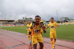 Đội chủ nhà Thanh Hóa ăn mừng chiến thắng khi mở tỷ số 1-0. (Ảnh: Trịnh Duy Hưng/TTXVN)