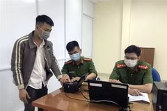 Lấy dấu vân tay khi làm căn cước công dân. (Ảnh: Khoa Chương/TTXVN)