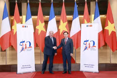 Chủ tịch Quốc hội Vương Đình Huệ và Chủ tịch Thượng viện Cộng hòa Pháp Gérard Larcher. (Ảnh: Doãn Tấn/TTXVN)