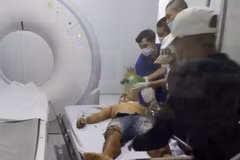 Các nạn nhân được cấp cứu tại Trung tâm Y tế thành phố Phú Quốc. (Ảnh: TTXVN phát)