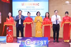 Các đại biểu thực hiện nghi lễ cắt băng khai mạc Ngày hội. (Nguồn: Sở Khoa học và Công nghệ tỉnh Đồng Nai)