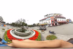 Ngã Tư Hàm Cá Mập là nơi giao nhau của những con phố nổi tiếng ở Hà Nội. Ngã Tư nằm đối diện với Hồ Gươm và gần với cầu Thê Húc, đài phun nước và là nơi tụ tập đông đảo của giới trẻ. 