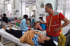 Chị Trần Thị Tuyết Mai được đưa đi cấp cứu tại Bệnh viện đa khoa tỉnh Tây Ninh. (Ảnh: Lê Đức Hoảnh/TTXVN)