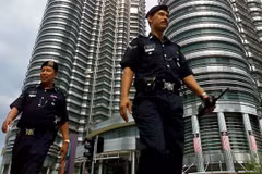 Cảnh sát tuần tra tại khu vực gần tòa tháp đôi Petronas tại Kuala Lumpur, Malaysia. (Ảnh: AFP/ TTXVN)