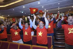 Cán bộ, nhân viên Ngoại giao cổ vũ U22 Việt Nam đá trận chung kết 