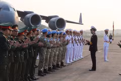 Chuẩn Đô đốc Nguyễn Trọng Bình, Phó Tổng Tham mưu trưởng Quân đội Nhân dân Việt Nam động viên cán bộ, nhân viên Bệnh viện dã chiến cấp 2 số 2 trước khi sang Phái bộ Nam Sudan thực hiện nhiệm vụ. (Ảnh: Dương Giang/TTXVN)