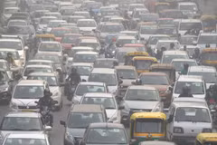 Các phương tiện di chuyển trên đường phố tại New Delhi của Ấn Độ. (Ảnh: AFP/TTXVN)