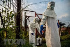 Nhân viên y tế làm việc tại khu vực cách ly dành cho bệnh nhân nhiễm virus Ebola tại bệnh viện ở Bundibugyo, phía tây Uganda ngày 17/8/2018. (Nguồn: AFP/TTXVN)