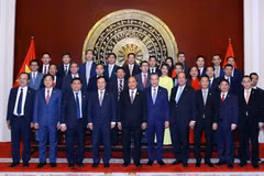 Thủ tướng Nguyễn Xuân Phúc với cán bộ Đại sứ quán và cộng đồng người Việt Nam tại Trung Quốc. (Ảnh: Thống Nhất/TTXVN)