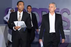 Jose Mourinho (phải) ngầm ám chỉ mô hình của Manchester United khó duy trì trong bóng đá hiện đại. (Nguồn: beIN SPORTS)